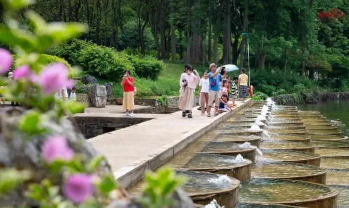 龍潭公園驚現40米魚鱗壩！遊客直呼：美到窒息，隨手一拍都是大片 post thumbnail image